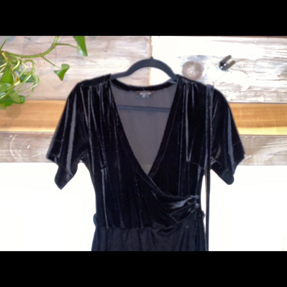 New Look Black Velvet V-Neck Mini-Dress - Picture 4 of 11